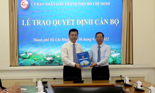 Trao Quyết định phê chuẩn kết quả bầu Chủ tịch UBND huyện Bình Chánh (TP. Hồ Chí Minh) đối với đồng chí Võ Đức Thanh